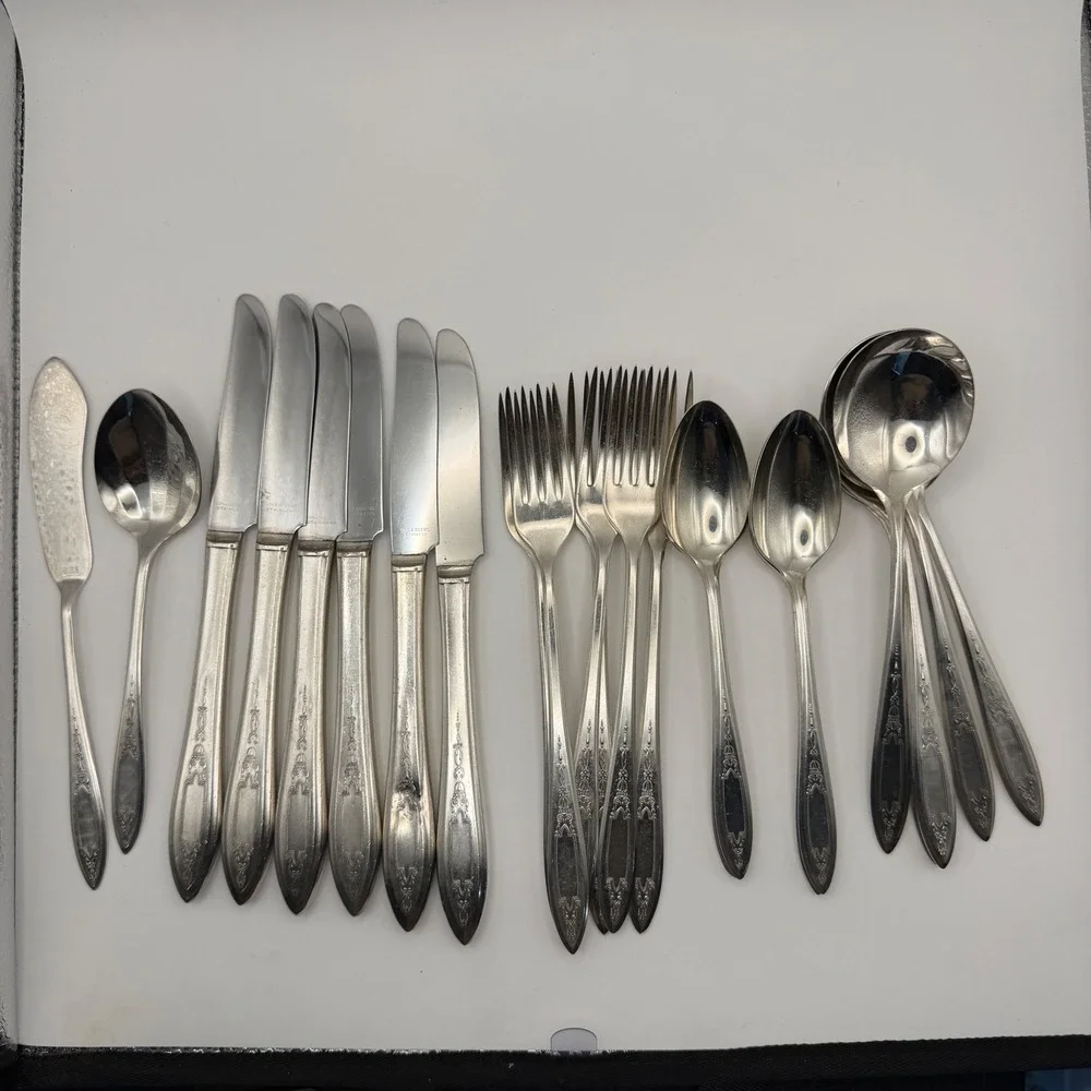 Wm. A. Rogers Oneida Debutante Flatware Set 26pc Silverplate Vintage Silver